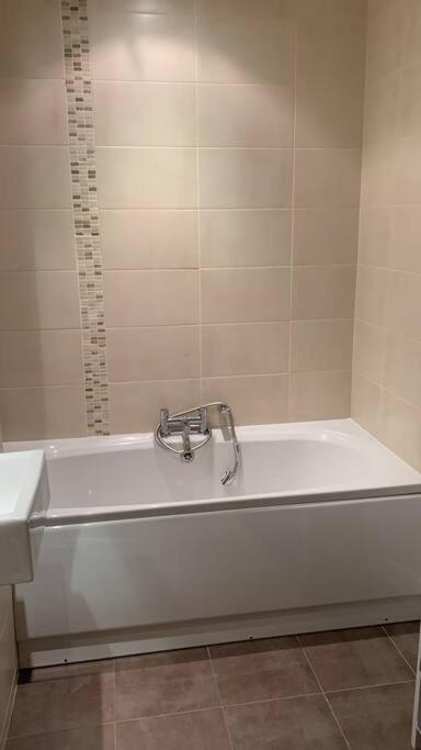 3 Bedroom Penthouse Apartment In Larne Esterno foto